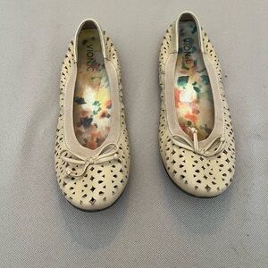 Vionic size 7.5 cream leather flats